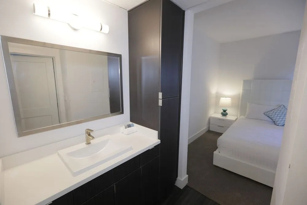 Hollywood Bright Suites