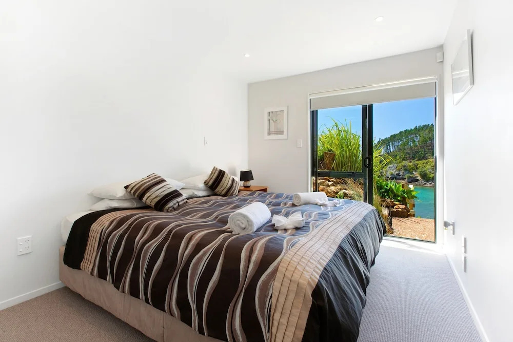 Beachfront Enclosure Bay - Waiheke Unlimited