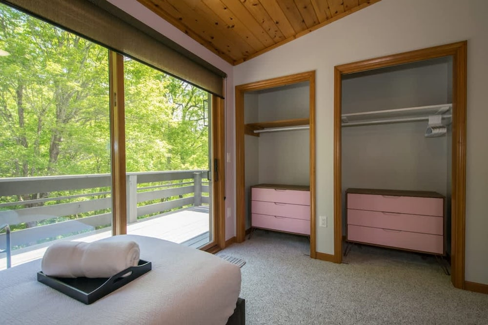 Mountain View 3BR w Sunroom Close to Ski Trails