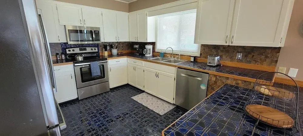 Sunset Dreams off Bay Large Home Sleeps 14 3 Bedroom Home by Redawning
