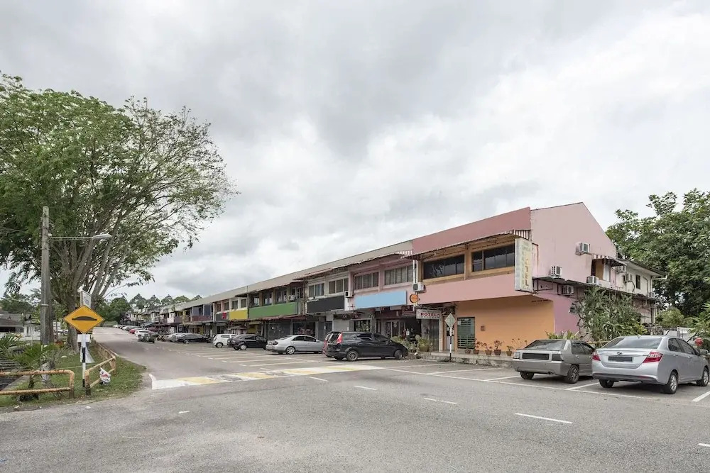 Spot On 90305 Hen Hen Hotel