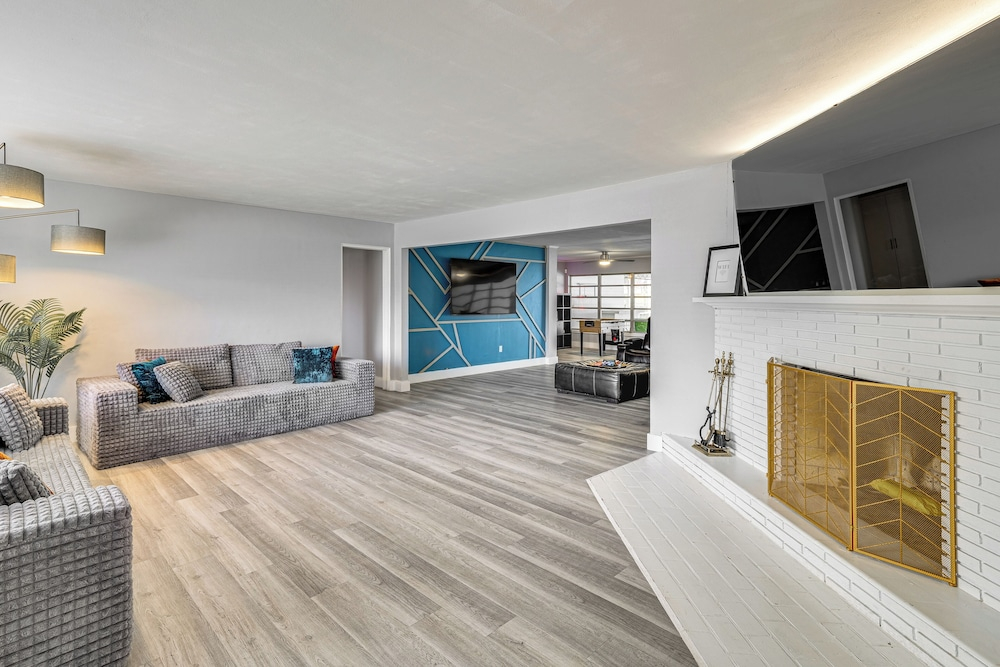Legoland & Lakes Pool Home Pet Friendly