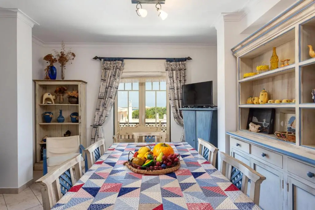 Host Wise - Wonderful Flats with Pool