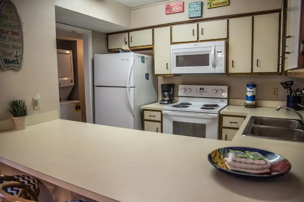 Beautiful 3 Bedroom BEACHFRONT Condo (F3) - Sleeps 10