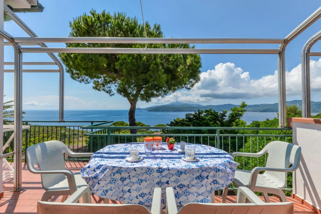 Three-room apartment with separate entrance, with large terrace overlooking the sea-Calipso