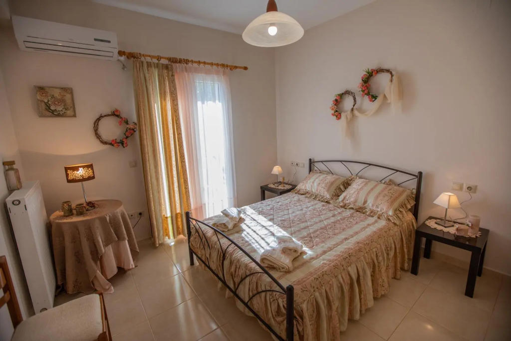 Elisso apartment with seaview garden