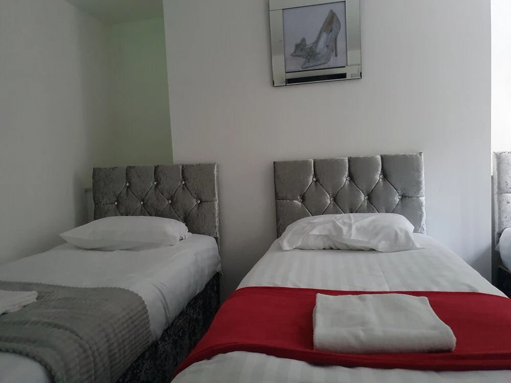 Deluxe 6 bed Suite in Liverpool City Center
