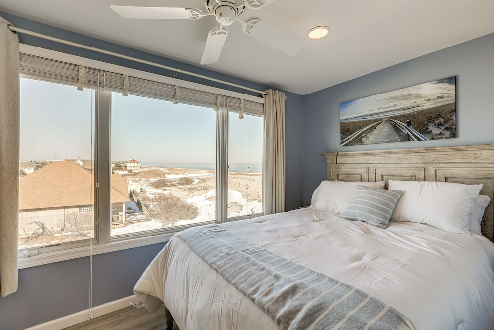 Oceanside Retreat in Mantoloking: Walk to Beach!