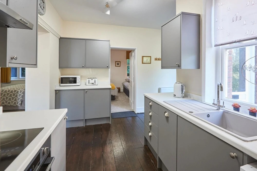Host Stay Leafy Garden Apartment