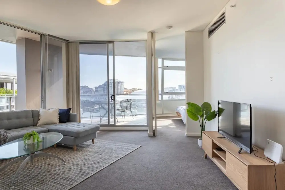 Modern Harbourside Apartment With A View