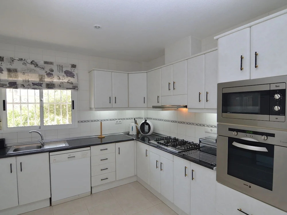 Large Villa With Private Pool and Five Bedrooms in Benijofar
