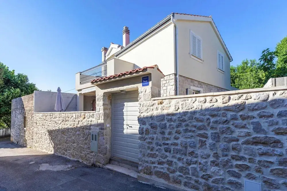 Stone House in Petrcane Near the Sea