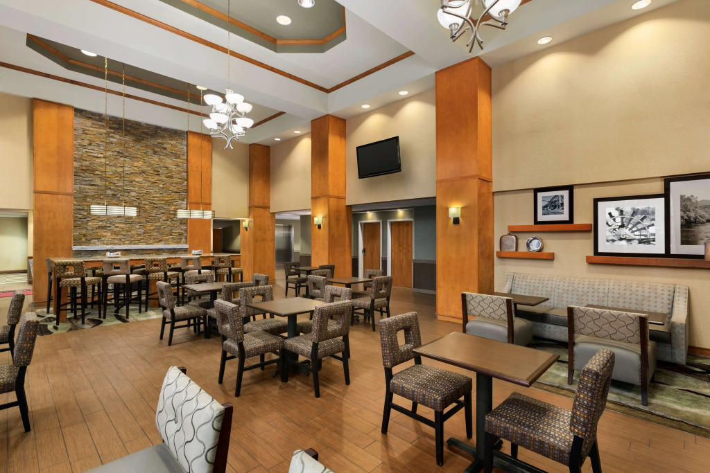 Hampton Inn & Suites Manchester-Bedford