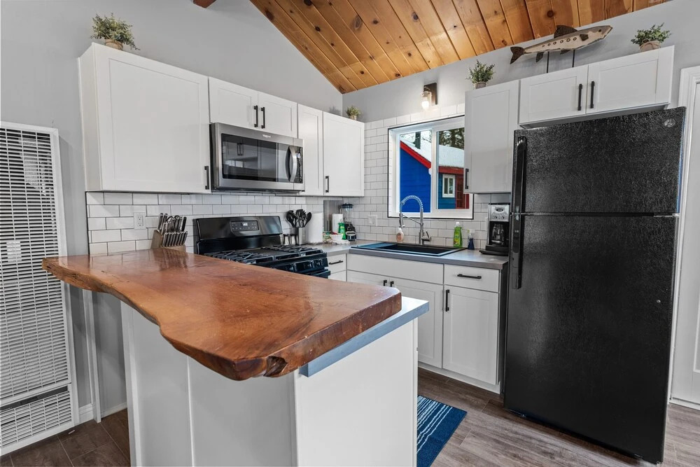 Mountain Memories - Greatly Located In A Quiet Neighborhood! Beautiful Porch And A Fenced Backyard! 2 Bedroom Home