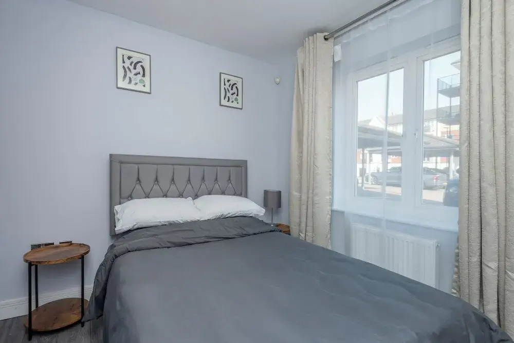 Stylish Elegant New Flat 5 Min from Crossrail