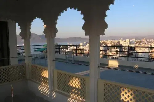 Lake Paradise Hotel