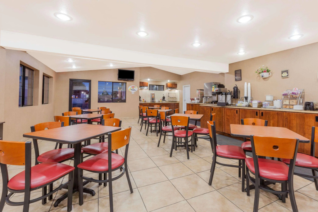 Days Inn & Suites by Wyndham Flagstaff I-40