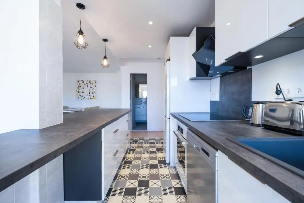 SERRENDY 2-bedroom apartment with terrace and parking only 100 meters