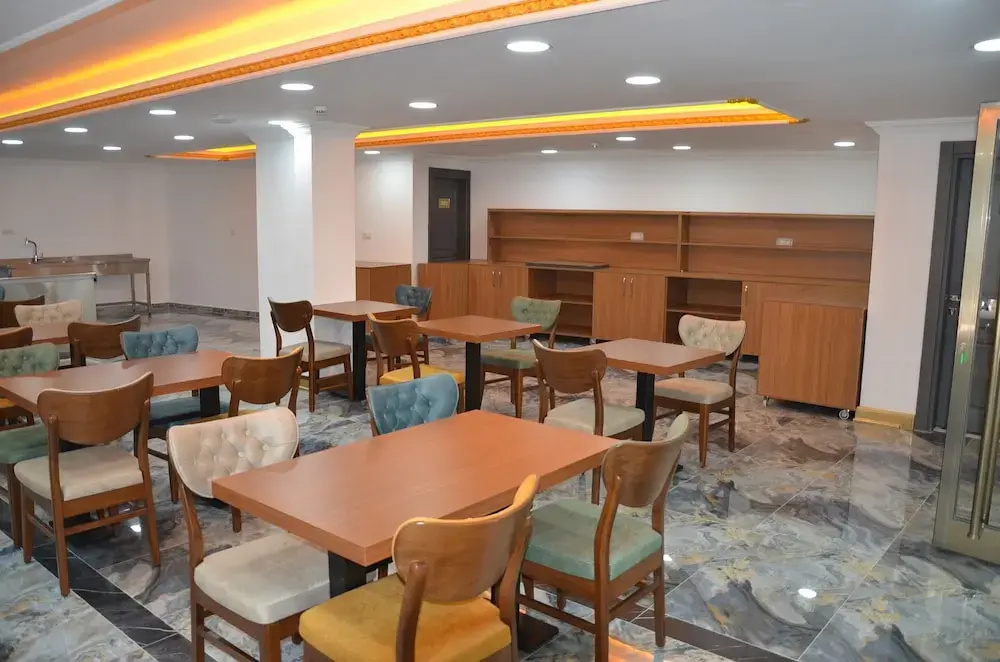 Piyes Otel