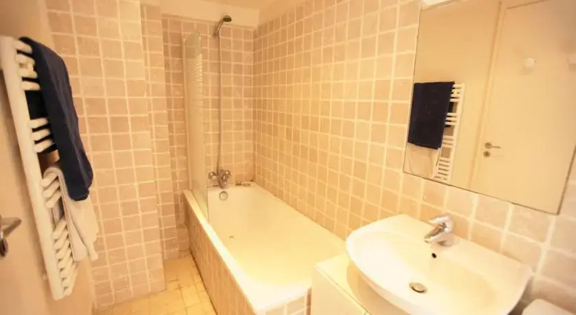 Spacious République 1 Bedroom (409)