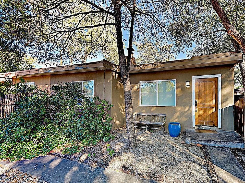 New Listing! Cozy Getaway Near Plaza & Railyard 2 Bedroom Condo
