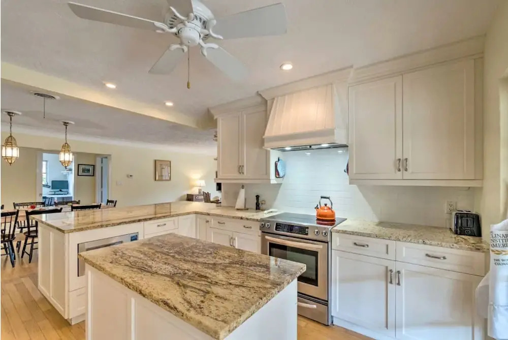 Family With Pool, Games, Dock, Fishing, Golf 4 Bedroom Home by Redawning