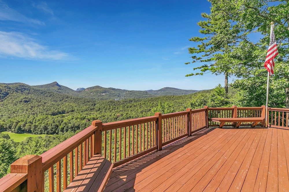 4 Mi to Sapphire Ski! Mtn-view Cabin w/ Deck