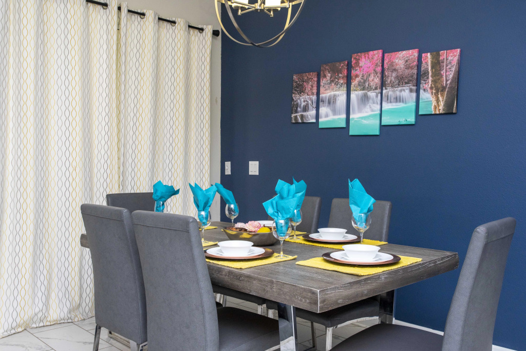 Luxurious 4 Bedroom w Screened Pool Close to Disney 1568