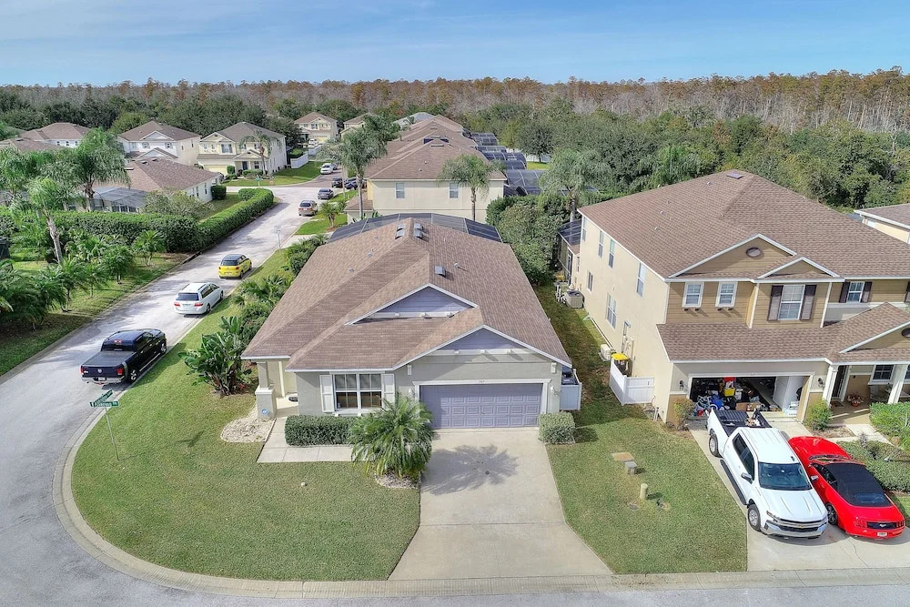 4 Bed Luxury at Legacy Park: Pool, Spa, Games Room