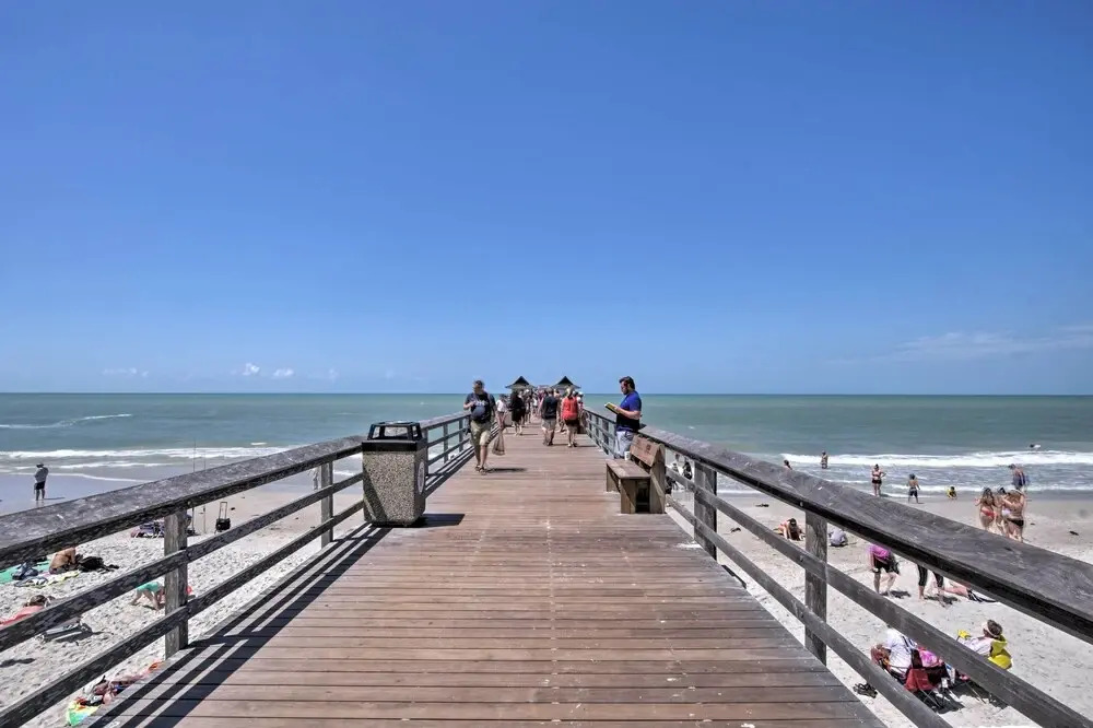 Naples Condo w/ Pool - Walk to Dining & Beach