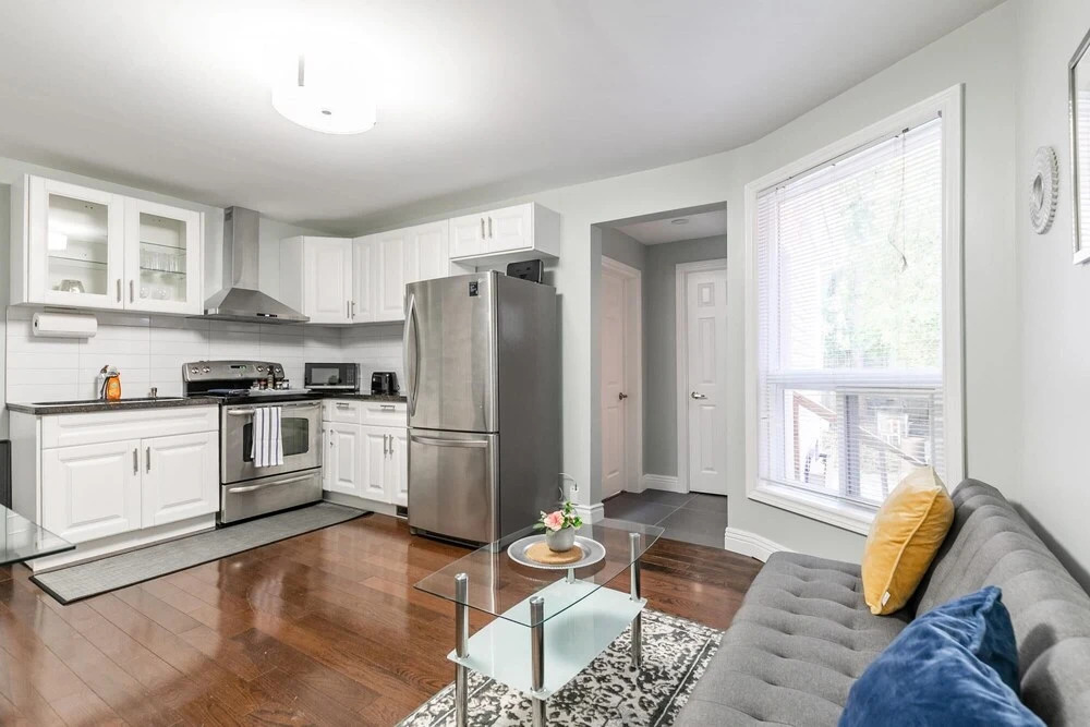 Bright and Spacious - 3BR Apt With Netflix - Near High Park