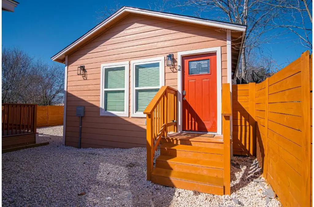 Adorable 2BR Guesthouse Close to Riverwalk and DT