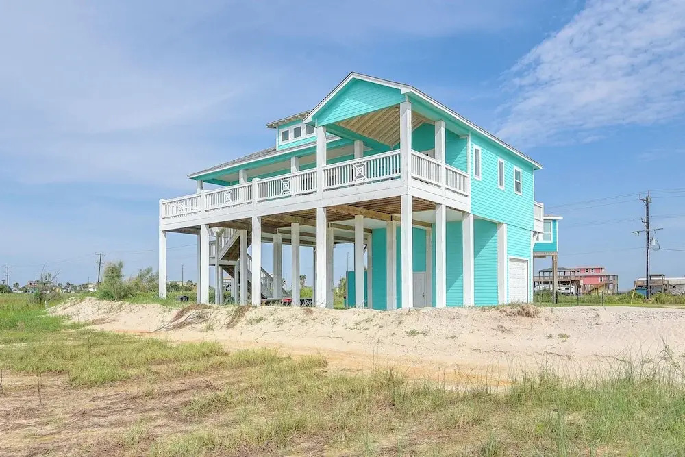 Hot Tub, Beach Access! Bay-view Gilchrist Retreat
