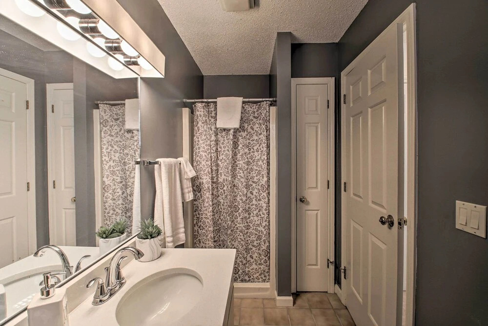 Spacious Ski-in/out Black Mountain Home w/ Deck!