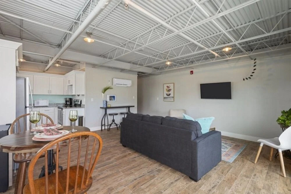 Ocean Jewel 1- Beautifully Renovated Loft Close to Beach and Shops