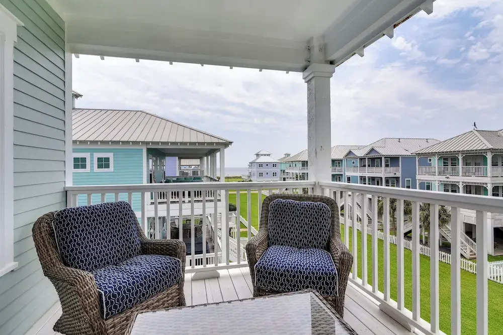Walk to Ocean! Group Beach House in Galveston