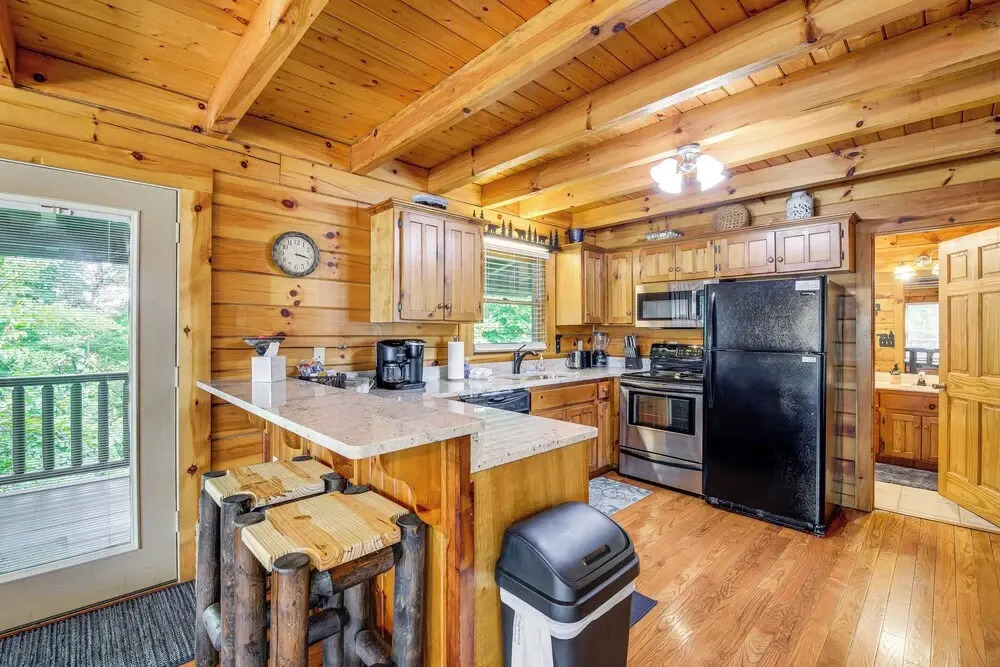 Pigeon Forge Cabin: Premier Location & Hot Tub