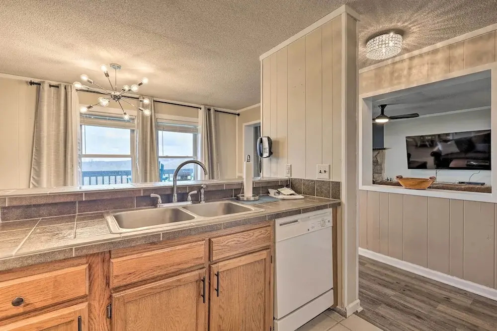 2 Mi to Skiing! Resort-style Beech Mountain Condo