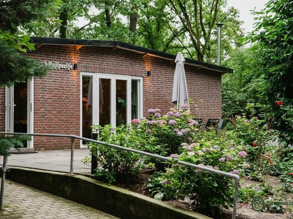 Cozy Cottage in Leenderbos with Hot Tub