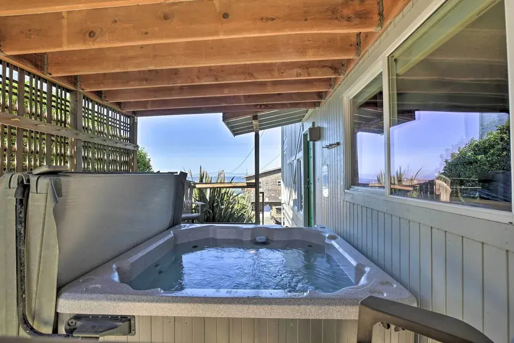 Walk to Beach: Oregon Coast Escape w/ Hot Tub!