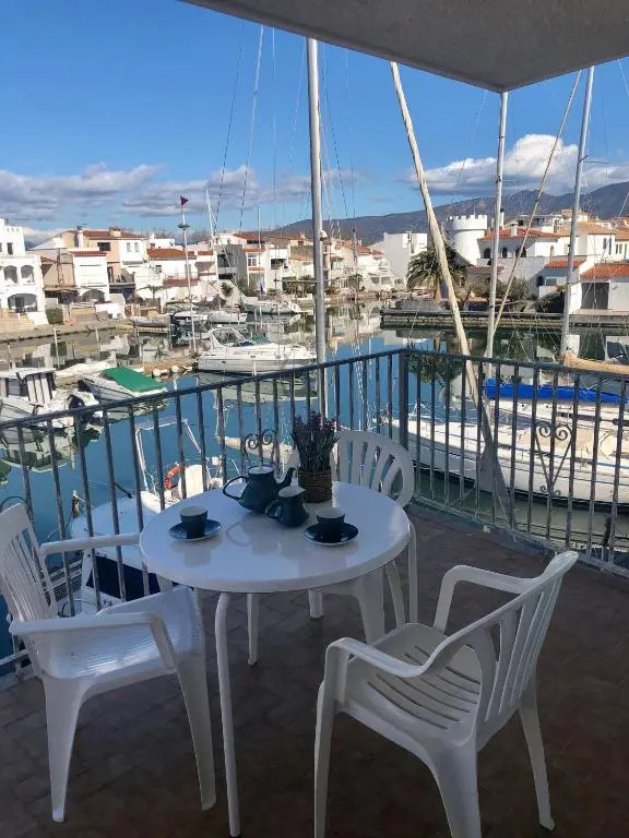 Apt Port Rhodes B avec 1 chbre vue port privé OU Apt Port Rhodes C avec 2 chbres vue sur canal principal de la marina-