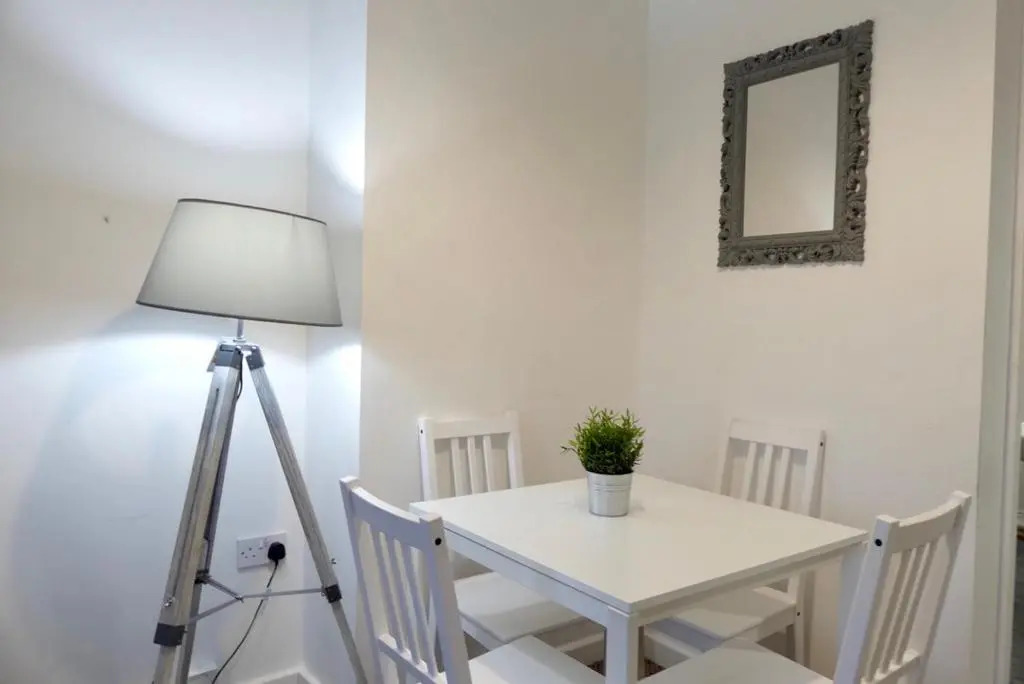 Bright and Modern 4 Person Apartment In City Centre