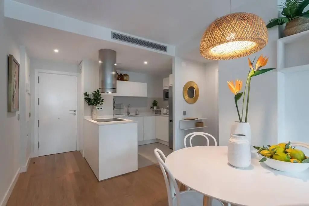 SUITE LUX APARTMENT. 80m FROM BEACH. FreeParking.