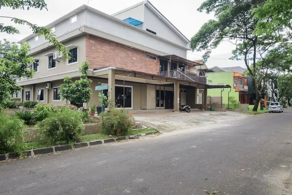 RedDoorz Plus near Lippo Cikarang Mall