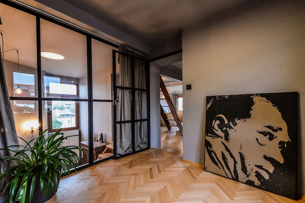FM Luxury 3-BDR Apartment - 3 Levelled Home