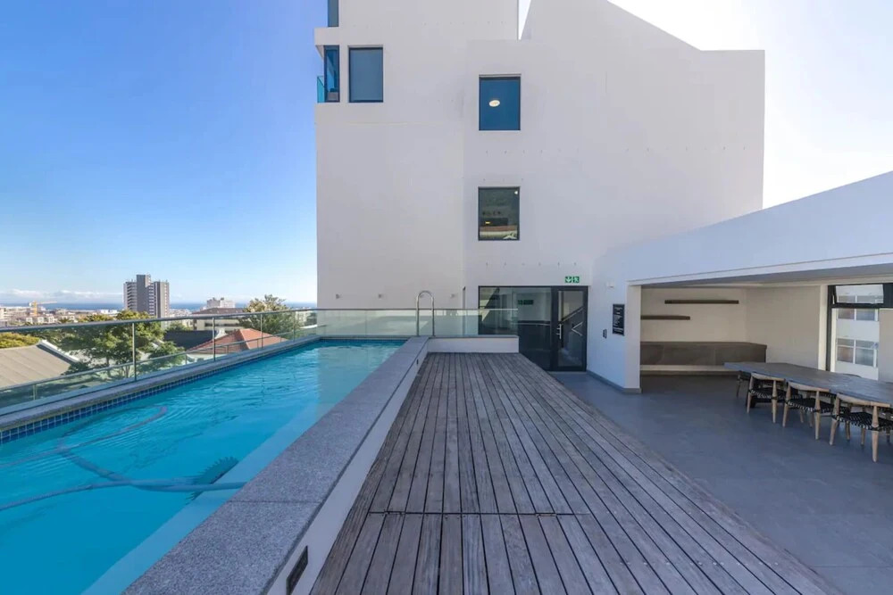 Modern and Bright 1BD APT in Sunny Sea Point