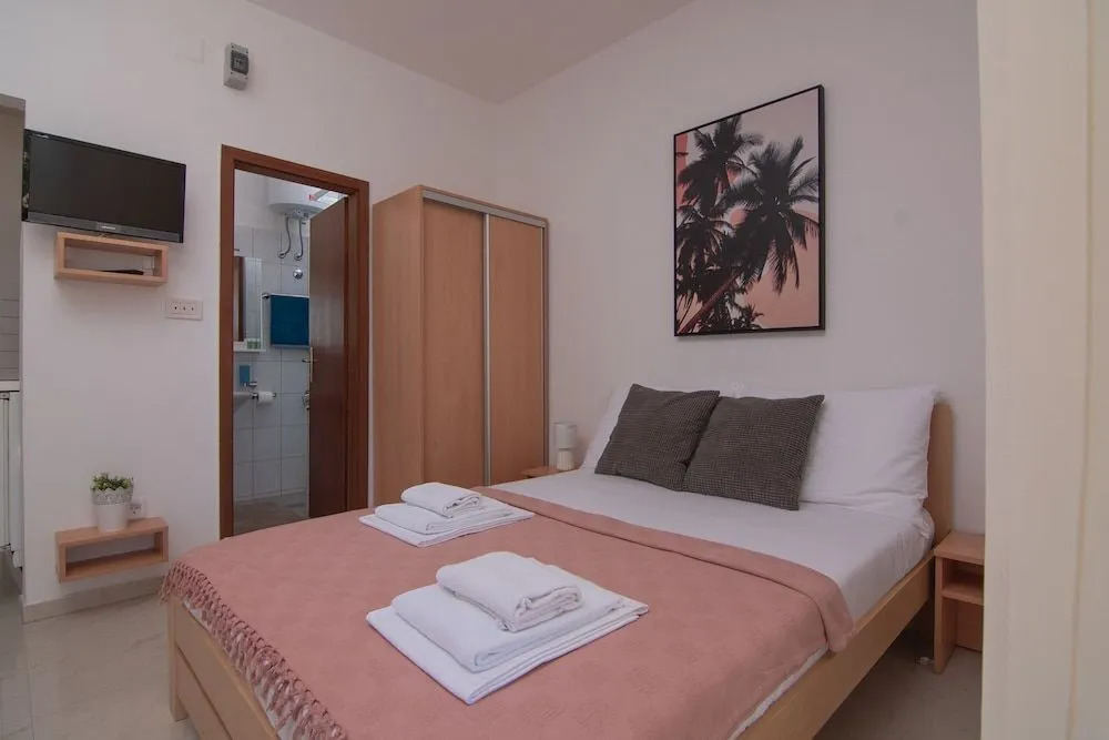 Seagull Pool Apartments & Studios