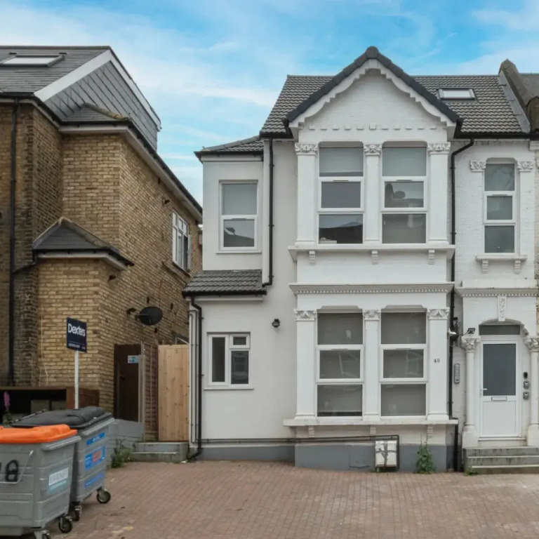 West Hendon Apt with Parking 03