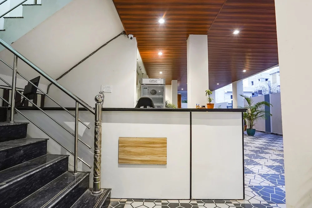 Fabhotel Paramount