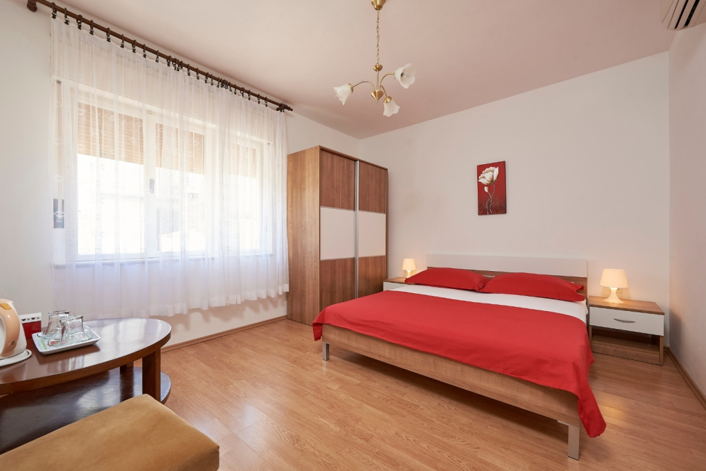 Room Ivo - with garden: R2 Trogir, Riviera Trogir